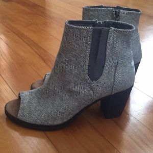Cute TOM'S open toed ankle boot! Grey n sparkly!
